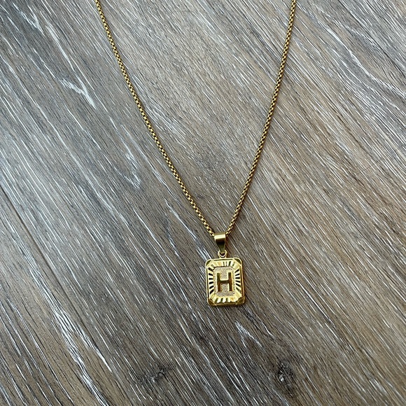Gold H necklace - Picture 2 of 4